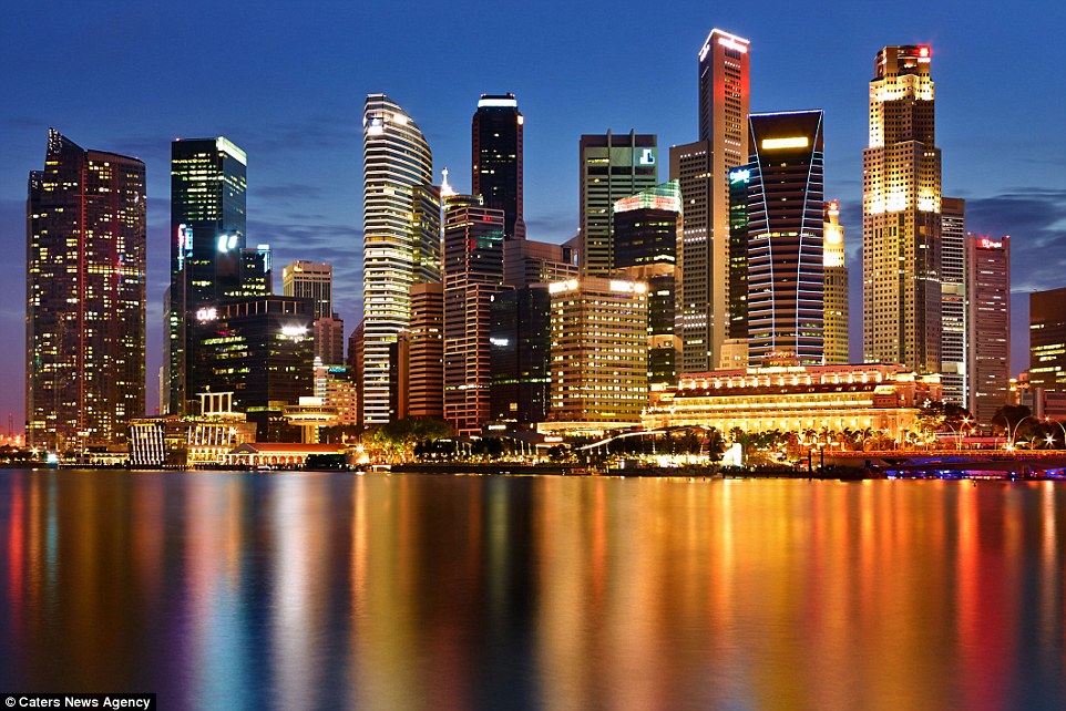 Thành phố Singapore với ánh đèn lung linh nhiều màu sắc